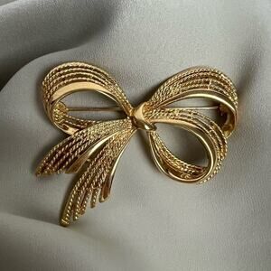Vintage Napier Signed Bow Gold Tone Braided Ribbon Preppy Brooch Costume Jewelry